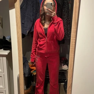 Röt jusiy sett ❤️😻 - Ass snyggt jusiy sett som tyvärr inte kommit till användning uppskattar snabbt köp eftersom att jag ska flytta❤️💖