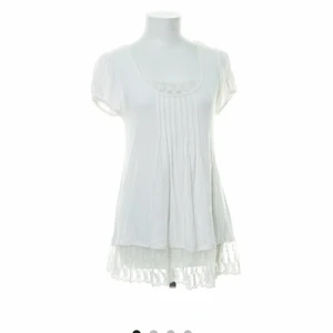 Söt spets topp!  - Bilder lånade från sellpy då jag beställde tröjan men jag tyckte den var något för stor. Jätte söt och super skönt material! Möts inte upp, 40kr + frakt🫶🫶🌺