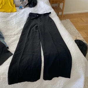 Utsvängda kostymbyxor  - Snygga utsvängda kostymbyxor liknande med bälte i midjan och dragkedja på sidan. Superlånga för att vara storlek 32☺️ från HM