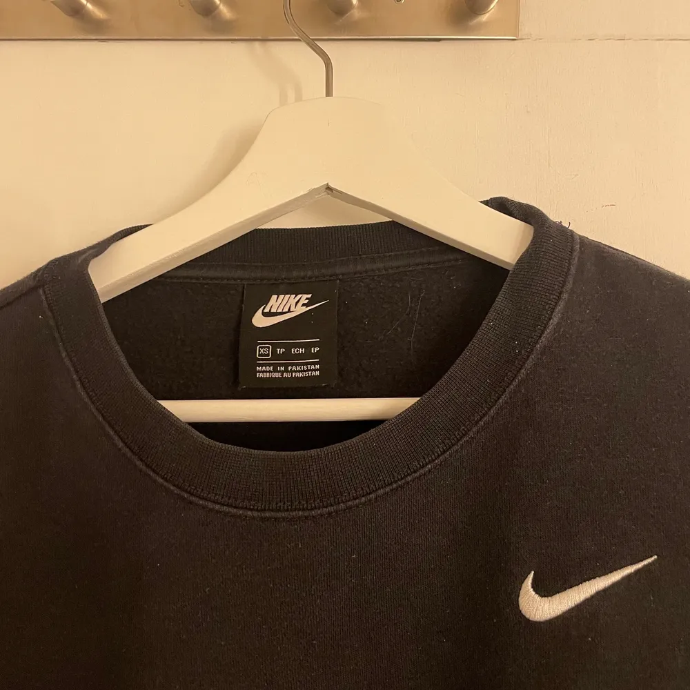 Svart tröja från nike. Ungefär 1 år gammal, men bara använd ett fåtal gånger. Jättefint skick. Den är i storlek xs men passar alla mellan xs-m. Kontakta gärna om du är intresserad, har frågor eller vill ha fler bilder Nypris: 550❤️‍🩹⚡️🖤. Tröjor & Koftor.