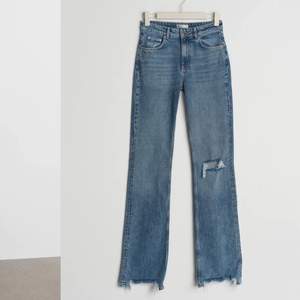 Ett par flare jeans från Gina tricot. Har klippt längden. Så dem passar er från ca 150-160