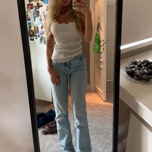 Jeans - Säljer mina mid rise jeans i en superfin ljusblå färg från zara. Som man ser på bilderna har de en defekt bredvid dragkedjan annars är de i superfint skick och det är inget jag tänkt på när jag använt dem. Frakt står köparen för.🖤