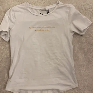 Tröja - En ridtröja, där de står en fin text om att hästar är anledningen till att man går upp på morgonen 🥰