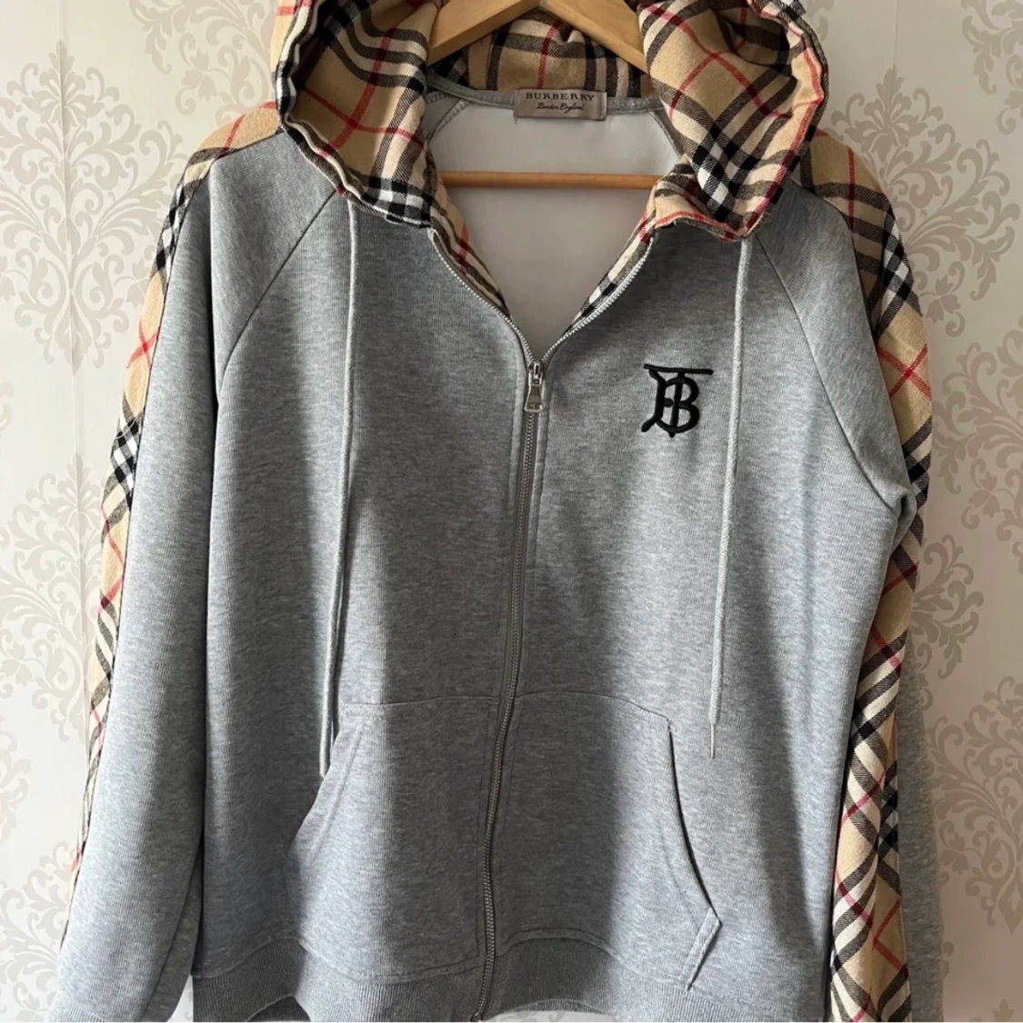 Burberry  - 90