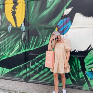 Klänning  - Klänning från hm med puffärm. Riktigt snygg till sommaren! 🤩🤩🤩 Fin beigefärg! 