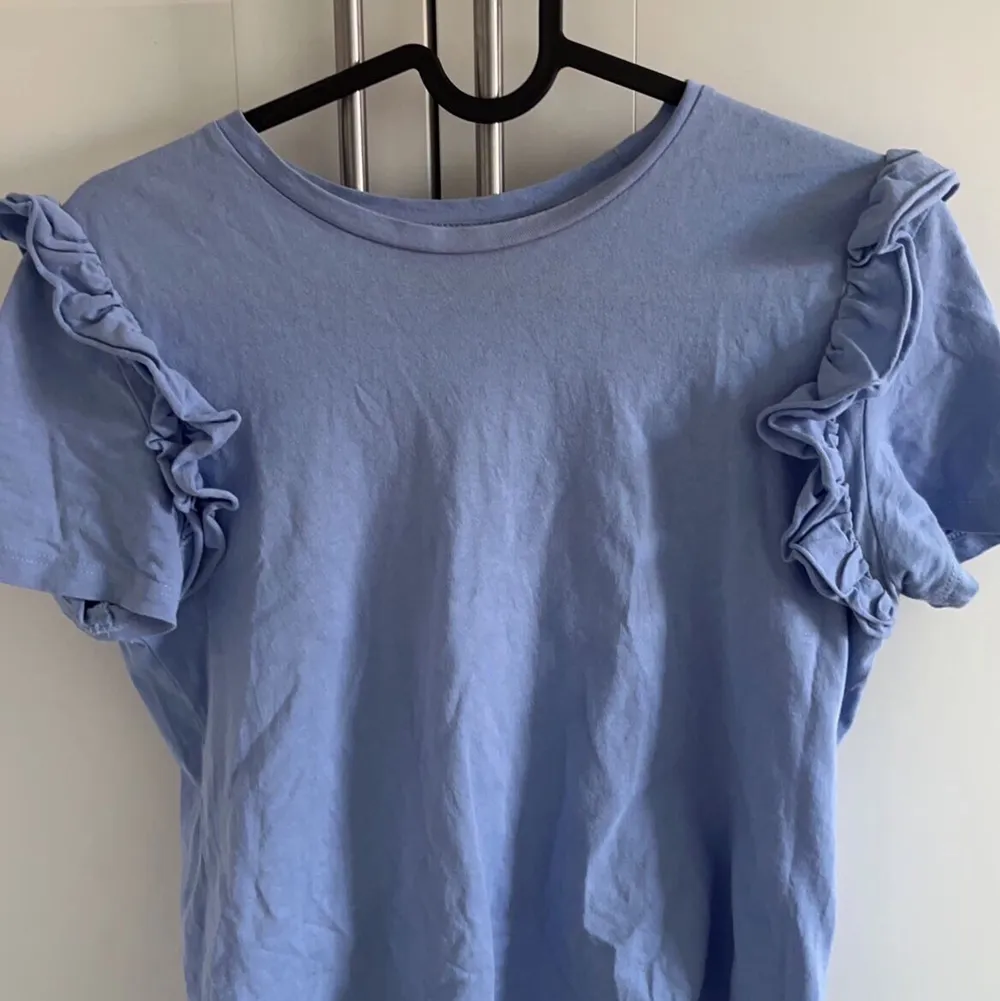 Super fin blå topp (andra bilden är lånad), perfekt nu till sommaren!! Använd några gånger men finns inga tecken på använding. Skriv i Dm vid intresse! 😍💕. T-shirts.