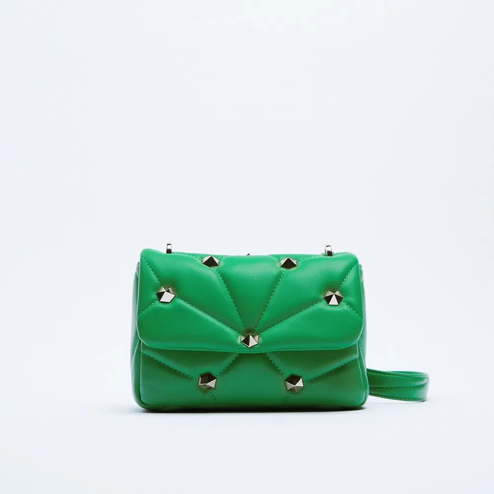 (Bild Nr. 2 är lånad) Säljer denna superfina gröna handväska från zara på grund av att den ej kommer till användning. Använd ca 2 gånger så den är i gott skick!💛💖 pris kan diskuteras, köparen står för frakten!⚡️⚡️. Väskor.