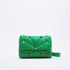 (Bild Nr. 2 är lånad) Säljer denna superfina gröna handväska från zara på grund av att den ej kommer till användning. Använd ca 2 gånger så den är i gott skick!💛💖 pris kan diskuteras, köparen står för frakten!⚡️⚡️