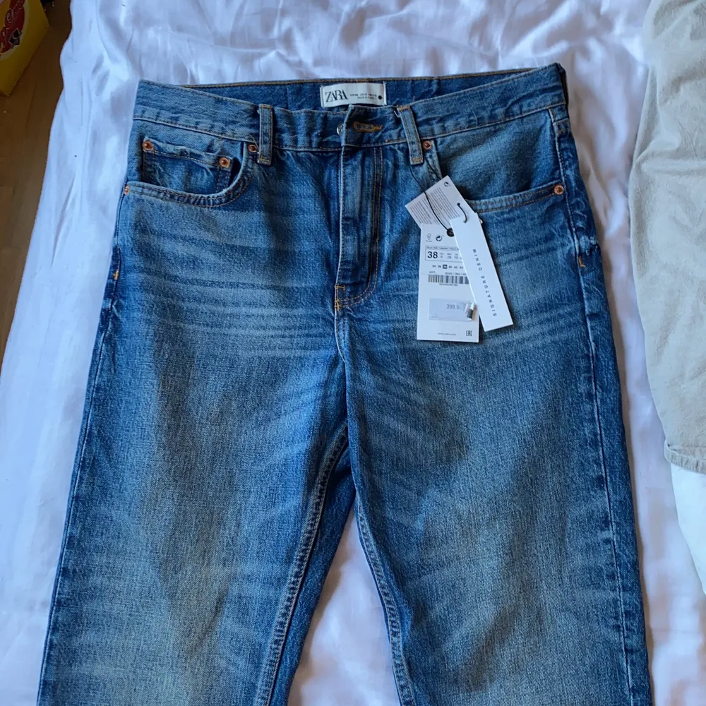 Säljer mina helt oanvända jeans från zara då dom inte kommer till användning, prislappen är kvar. Har som sagt bara testat dom och inte mer. Köparen står för frakten 😻😊. Jeans & Byxor.