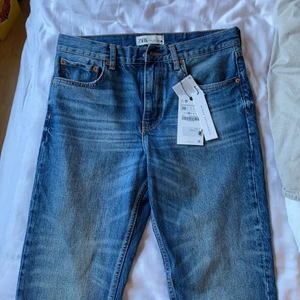 Zara jeans  - Säljer mina helt oanvända jeans från zara då dom inte kommer till användning, prislappen är kvar. Har som sagt bara testat dom och inte mer. Köparen står för frakten 😻😊