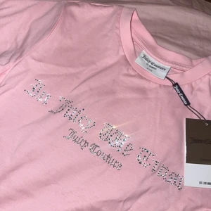 Juicy Couture - Hej! Säljer en så fin tröja med prislappen kvar jag köpte för 500 kr från Juicy Couture 💕💕💕 kan frakta eller mötas upp i Sthlm. Storlek XXS men passar mig som kan ha S. Så mellan XXS-S passar den!💕