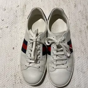 Säljer mina sneakers från Gucci. Har blivit för små och är därför bara använda några få gånger. Köpta på Gucci i Stockholm. Bevis på äkthet, skopåsar och butikspåse följer med på köpet. Kontakta om du vill se innan köp. 