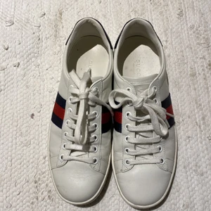 Gucci sneakers i bra skick - Säljer mina sneakers från Gucci. Har blivit för små och är därför bara använda några få gånger. Köpta på Gucci i Stockholm. Bevis på äkthet, skopåsar och butikspåse följer med på köpet. Kontakta om du vill se innan köp. 