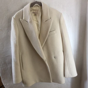 H&M kappa - Finaste H&M kappan, passar så bra nu till våren!!! Materialet är wool blend och kappan är ifrån H&M premium collection! 🧸 nypris är ca 1500kr 💓 den är bara använd vid ett tillfälle, så helt ny! Storleken är XS, men passar även mig som normalt har S/M 👍🏽💓