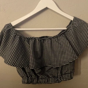 Rutig topp  - Man kan ha den off shoulder eller inte off shoulder. Croppad