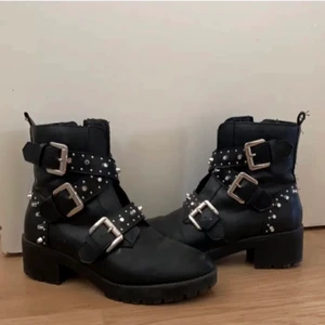 Boots med nitar  - Säljer mina super coola och sköna boots med nitar🥰 dom är köpta från boohoo💕