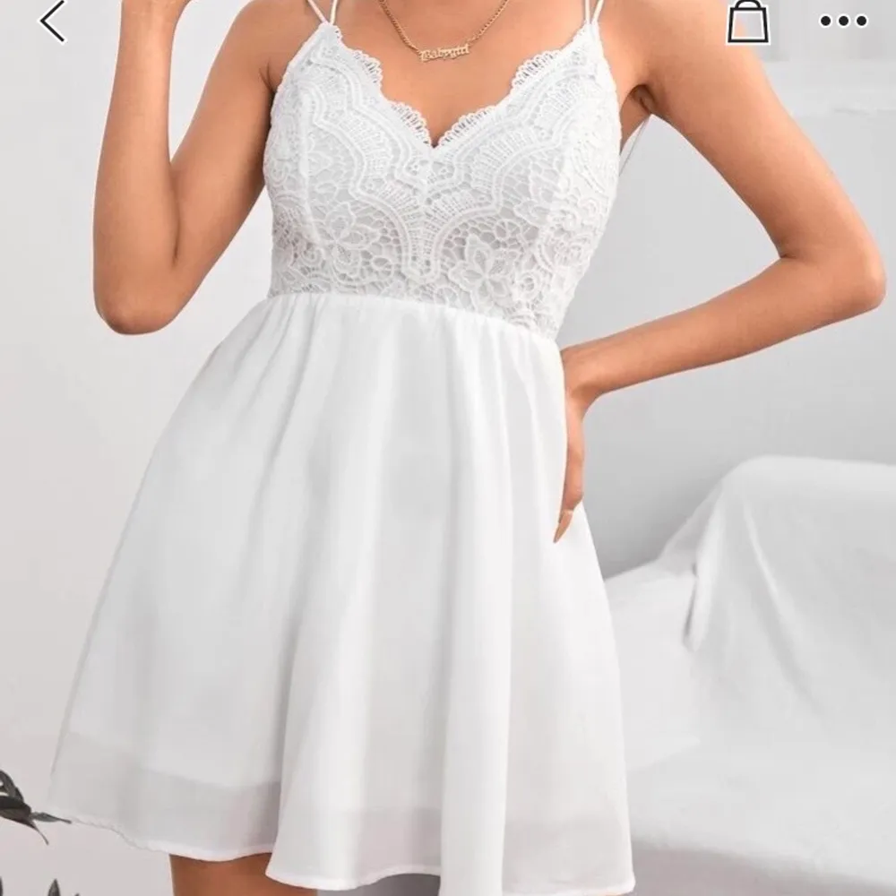 en jättefin vit klänning, perfekt till studenten. ser ut precis som på bilden även om den är från shein! jag säljer den då den var för liten för mig, superfin💓 storlek xs                                             säljer en likadan klänning i storlek xxs också, samma pris💓 köparen står för frakten💓. Klänningar.