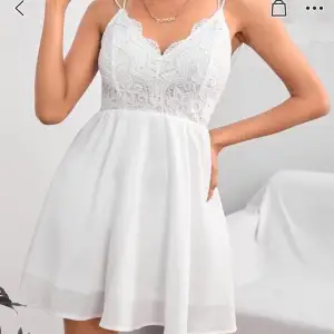 en jättefin vit klänning, perfekt till studenten. ser ut precis som på bilden även om den är från shein! jag säljer den då den var för liten för mig, superfin💓 storlek xs                                             säljer en likadan klänning i storlek xxs också, samma pris💓 köparen står för frakten💓