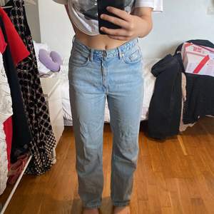 Ljusblåa jeans från Weekday i modellen Rowe. Har använts mycket men är i bra skicka 