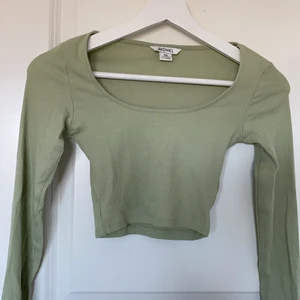 Monki topp - Denna topp från monki då den ej kommer till användning <33
