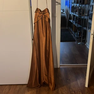 Balklänning - Säljer min balklänning då den bara har används 1 gång. I nyskick och Inge defekter alls. Storlek S, ( köpt för 3500).