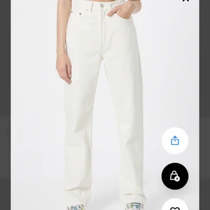 Vita jeans  - Säljer dessa raka vita jeans från weekday. Jag använder inte de längre men de är verkligen sjukt snygga o sitter som en smäck på någon som har 34 även 36 om man är lite smalare i midjan. Annars är det strl 34.