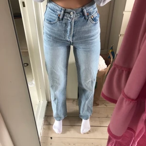 Levis jeans - Säljer mina Levis jeans pågrund av att de har tyvärr blivit för korta för mig! Väldigt bra skick model ”Ribcage Straight” i storlek 24. Jag är 168 cm