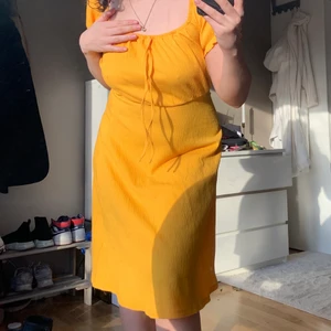 Gul klänning - Helt oanvänd gul klänning i superfint material😊 fina ärmar som man kan även ha off shoulder😊