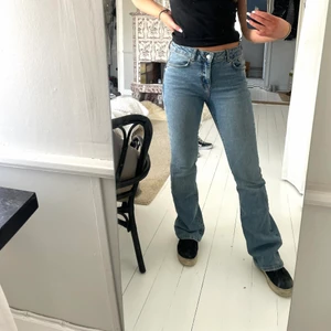 Flare jeans strl 38 - Säljer dessa blåa flare jeans från asos! Strl 38 men passar även om man har 36💕