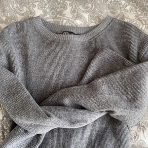 Grå tröja  - Grå tröja från Zara, helt oanvänd och i super fint skick💕⚡️ säljer pågrund av att den inte kommer till användning 