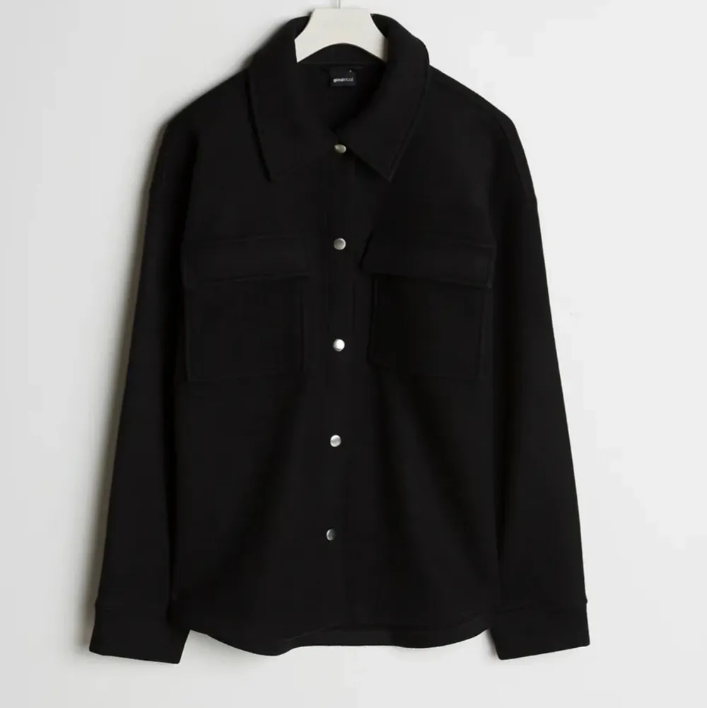 Säljer denna fina japp/skjortjacka i nyskick från Gina tricot! Säljs inte längre! Storlek xs men passar S också💞 köpt för 499kr , säljer för 250kr+frakt💞perfekt vår/ sommarjobba😍. Jackor.