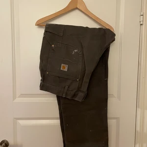 Carhartt paint splatterd carpenters - Riktigt feta carhartt carpenters. Stora i midjan men ger mer baggy look 