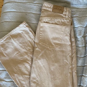 Jeans i modellen yoko från monki - Jeans i skitsnygg beige färg från monki, jättebra skicka dock blivit försmå! 