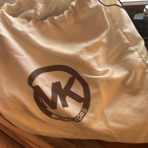 Mk påse  -  Fick denna påsen jag köpte en sak för Michael kors 