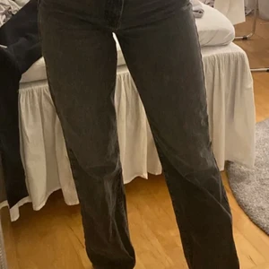 Zara jeans highwaist - (Lånad bild) säljer dessa jeans i från zara då de aldrig kommer till användning! Fint skick