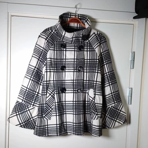 Rutig jacka  - Svart- och vitrutig jacka med vida ärmar. Märkt som XL men vääldigt liten i storleken och är verkligen mer som M🌱