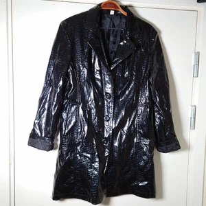 Fuskskinnjacka - Svart jacka/kappa i fuskskinn, ormskinnsmönster. Glansig! Lite slitningar vid ärmsluten/under ärmen, syns på sista bilden! Men det är inget som stör🌱