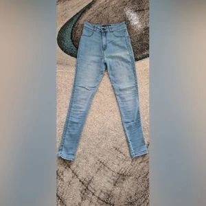 Fitjeans  - Nästan som nya Fitjeans i storlek xs har använt de bara vid 3 tillfälle så de e hela o rena och i mycket bra skick 