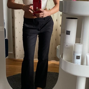 LINDEX Svarta Kostymbyxor  - Jättefina och sköna kostymbyxor. Bra skick men är tyvärr lite stora för min smak🥰(Har väldigt många meddelanden, så det kommer ta ett tag att svara på alla🫶🏾)