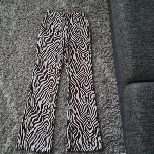 Flare byxor - Brun zebra print flare byxor