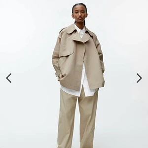 ARKET SHORT TRENCH COAT - Hejsan! Säljer denna underbara trenchcoat från Arket! Helt perfekt inför våren! Den är superbekväm, lagom varm och kan både kläs upp och ner. Den har använts ett tiotal gånger men är i perfekt skick och har varit snygg varje gång den använts! 1500kr är nypris, säljs här för endast 900kr. Kan frakta spårbart om så önskas! Kontakta gärna om du har frågor eller liknande. 