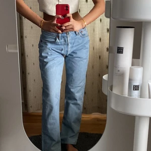 Levis jeans - Säljer dessa 501 levis jeans. W28L32 men dem är mindre, skulle passa någon med ca W24-28 & ca L30/31 🥰  Som man kan se så sitter dem lite oversized på mig💕