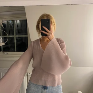 CarinWester topp - Flare sleeves å en så vacker nyans av viol! Denna topp är från CarinWester i storlek 36! Passar både större och mindre! Säljer pga den kommer aldrig till användning men den är så snygg och skön! Går att ha oavsett säsong på året!🤍 Kan skickas med spårbar frakt 66kr eller postnords blåa påse S utan spårbar frakt 45kr!!!                                                                   (Skriv privat för fler bilder eller funderingar)✨