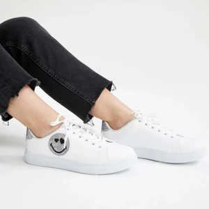 Smily skor - Trendiga sneakers från zalando som är populära och slutsålda. Oanvända! Vid fler intresserade blir det bud. 