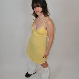 Sommarklänning  - INTRESSKOLL!!! på denna riktigt härlig sommarklänning från märket buffalo💛 modellen är 164 och storleken är 36 (skulle säga s)