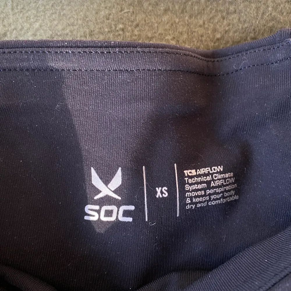 Svarta träningstights från Soc med jättefin design på baksidan, aldrig använda . Jeans & Byxor.