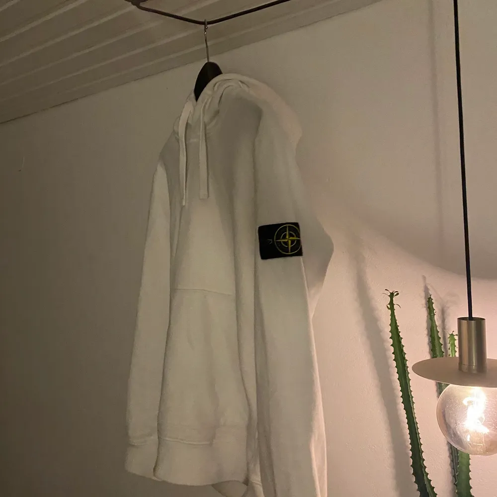 En vit knappt använd stone hoodie, köpt i vintras på Joel i Borås, 100 äkta, som ny 9/10 . Hoodies.