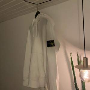 En vit knappt använd stone hoodie, köpt i vintras på Joel i Borås, 100 äkta, som ny 9/10 