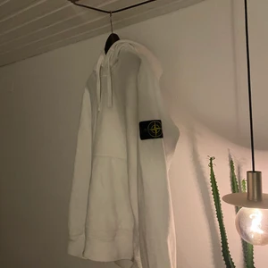 Stone island hoodie  - En vit knappt använd stone hoodie, köpt i vintras på Joel i Borås, 100 äkta, som ny 9/10 