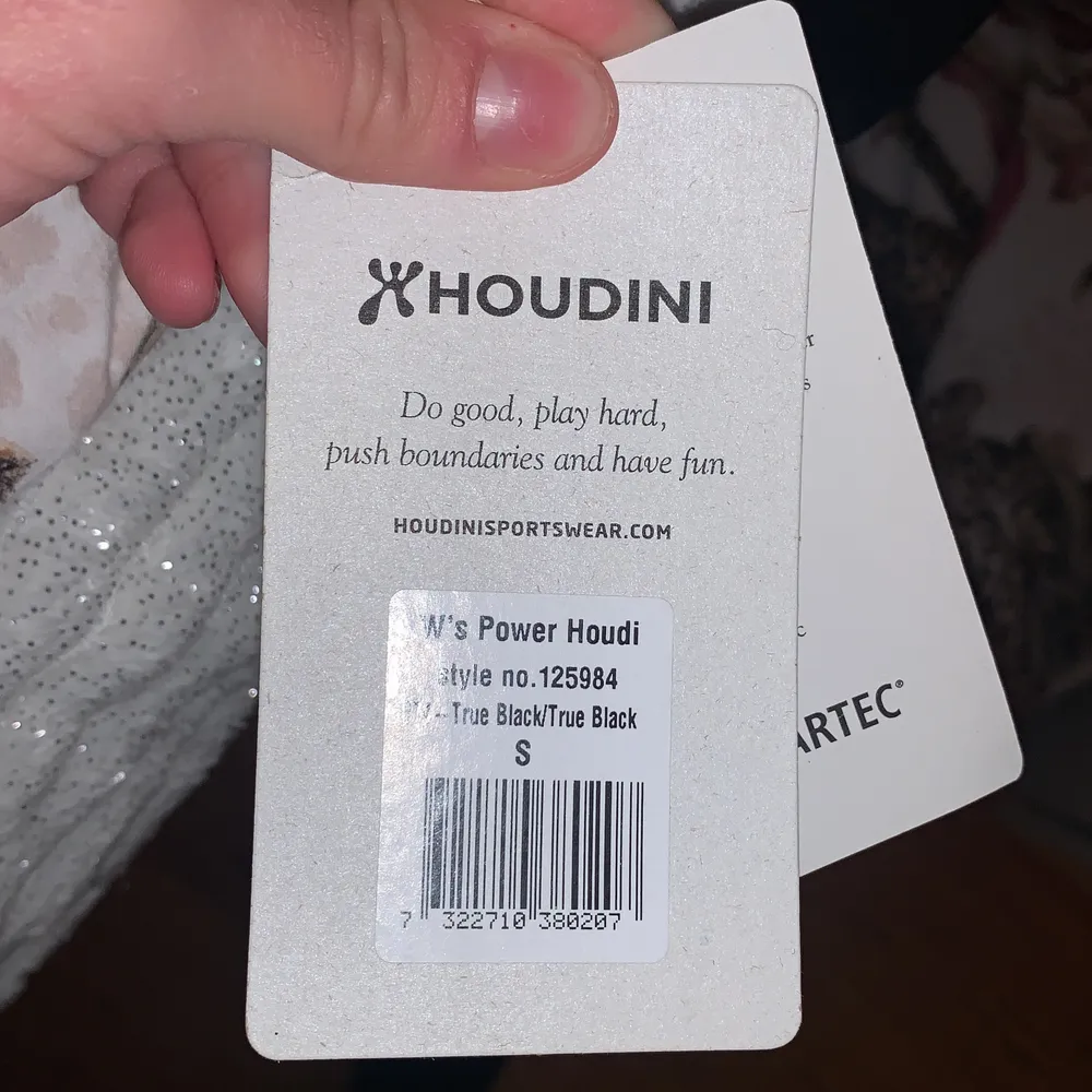 Säljer en helt ny Houdini kofta i storlek S. Ord pris är 1999kr jag säljer den för 500kr . Tröjor & Koftor.